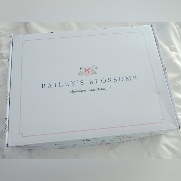 Bailey’s Blossoms Limited Edition Discontinued Subscription Box December 2021 - Picture 4 of 4